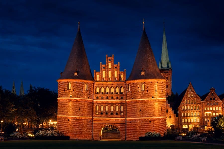 Holstentor in Lübeck bei Nacht